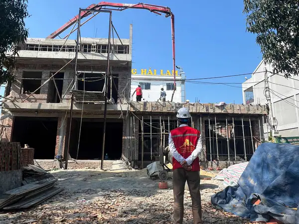 Kỹ sư Athens tại công trường đổ bê tông