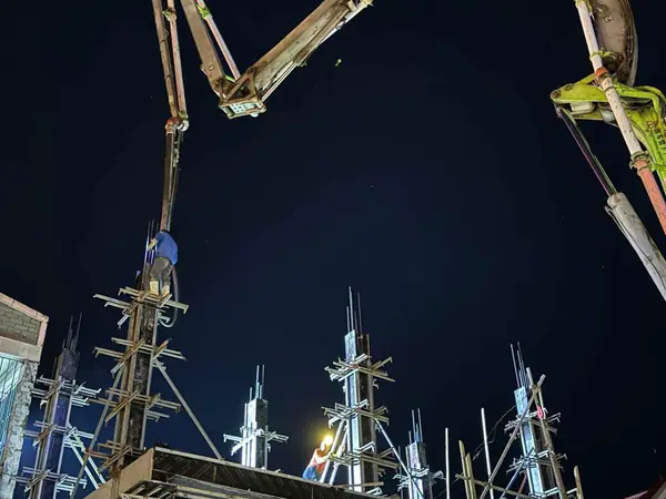 Cần bơm bê tông hoạt động ban đêm