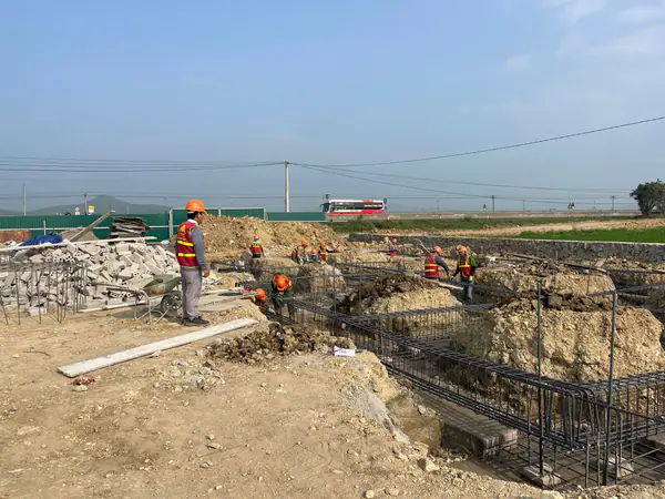 Đội thợ thi công hệ móng băng