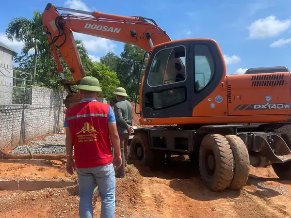 Máy đào chuẩn bị mặt bằng sau lễ khởi công