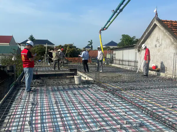 Đổ bê tông sàn mái trên lưới thép