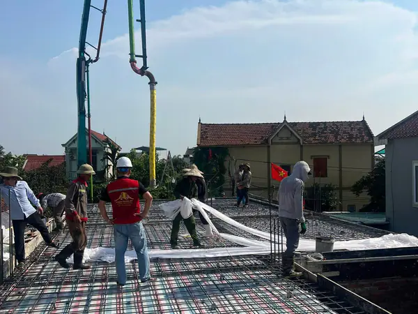 Cần bơm đưa bê tông lên sàn mái