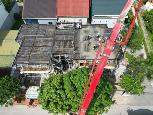 Đổ bê tông sàn bằng xe bơm cần