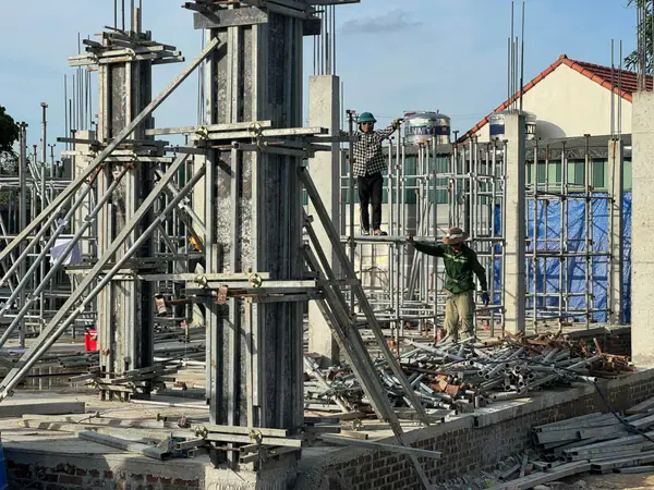Lắp dựng cốp pha, cây chống tầng