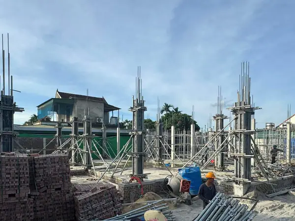 Thi công cột và thép chờ tầng một