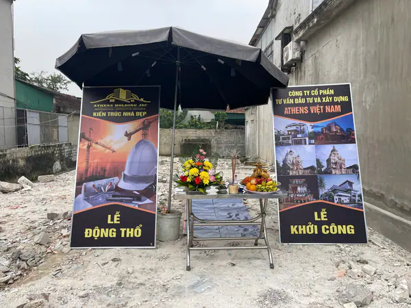 Bàn lễ dưới ô che giữa công trường