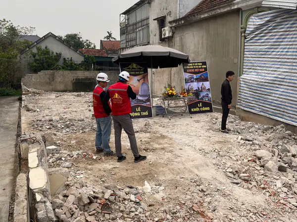 Gia chủ và kỹ sư bàn bạc trước giờ làm lễ