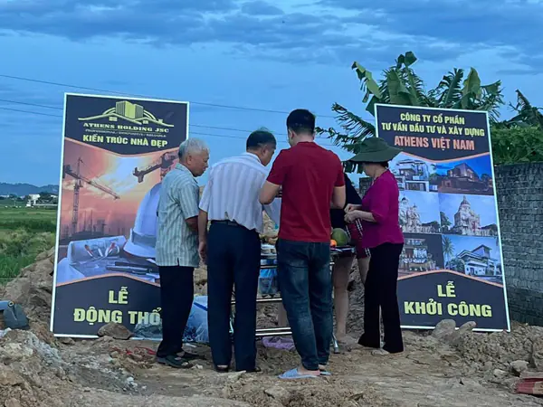 Gia chủ và kỹ sư Athens trong ngày động thổ