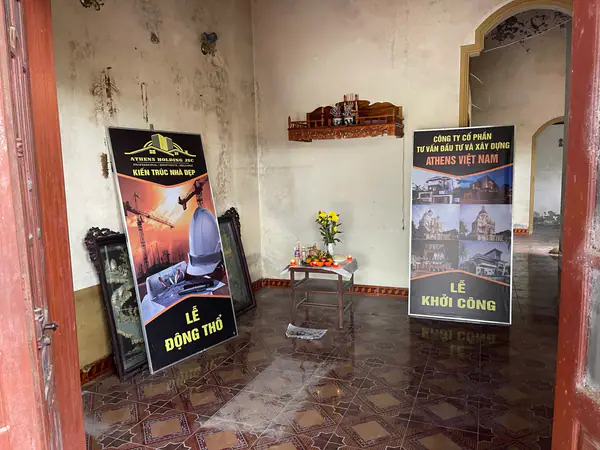 Lễ động thổ trong gian nhà trước khi cải tạo