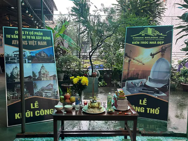 Bàn lễ khởi công dưới mái hiên