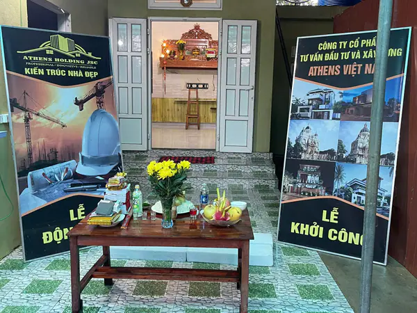 Mâm lễ khởi công trước hiên nhà
