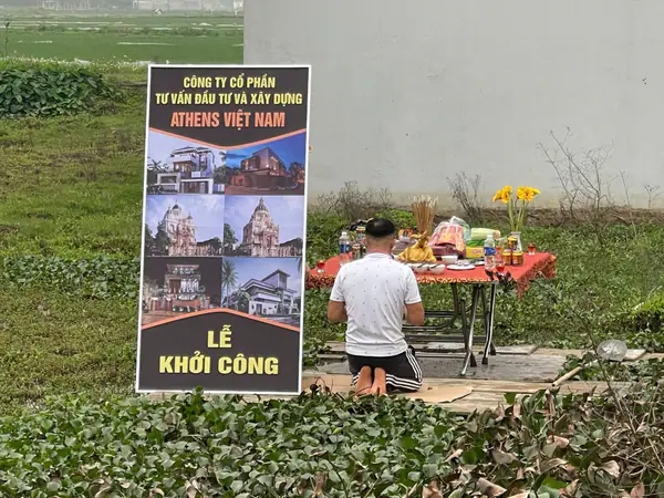 Gia chủ thắp hương khai móng trên nền đất mới