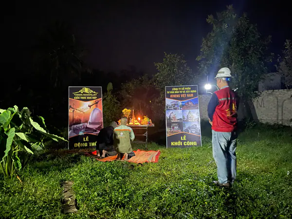Lễ động thổ lúc rạng sáng dưới ánh đèn