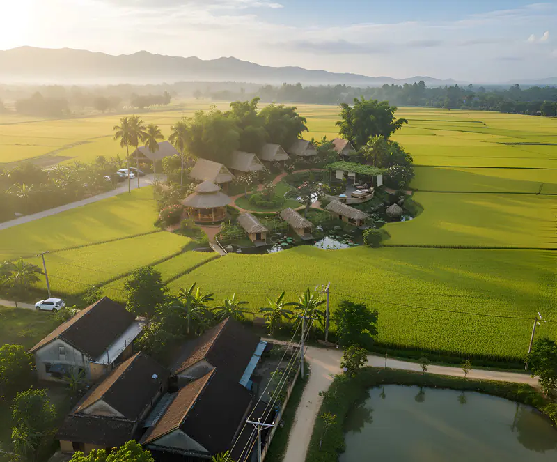 Khu bungalow và hồ nước nhìn từ trên cao