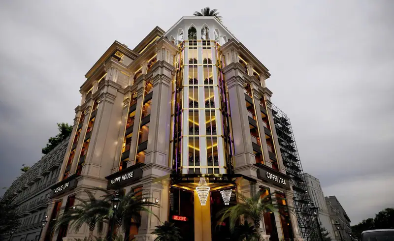 Khách sạn tân cổ điển nhìn chéo góc