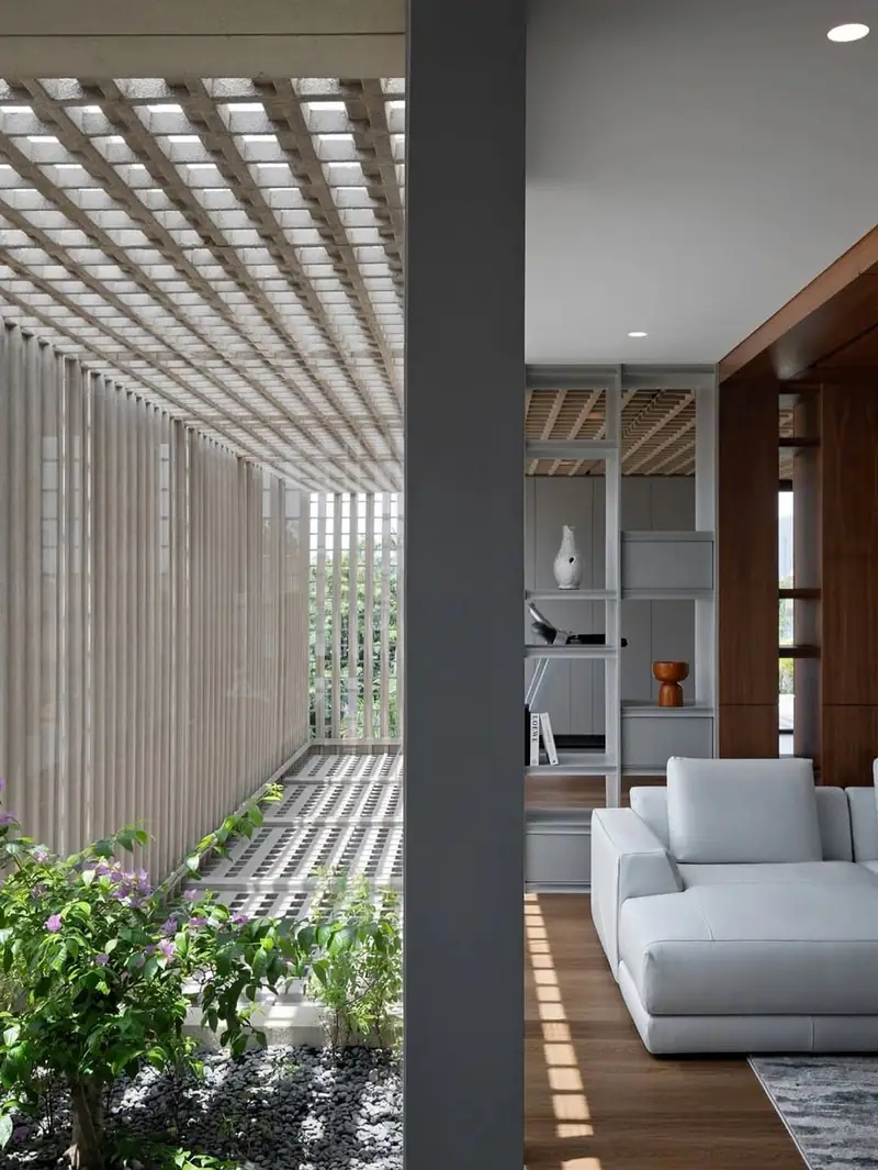 Phòng khách sofa trắng bên vách gạch thông gió