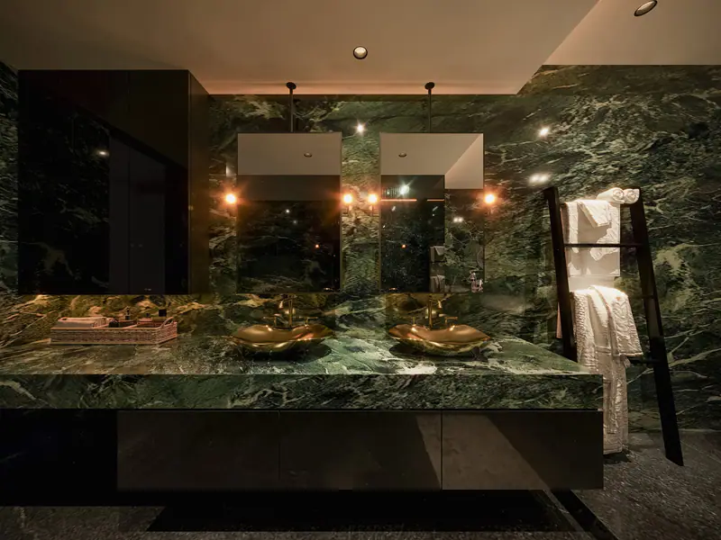 Lavabo đôi đá cẩm thạch xanh và vòi đồng