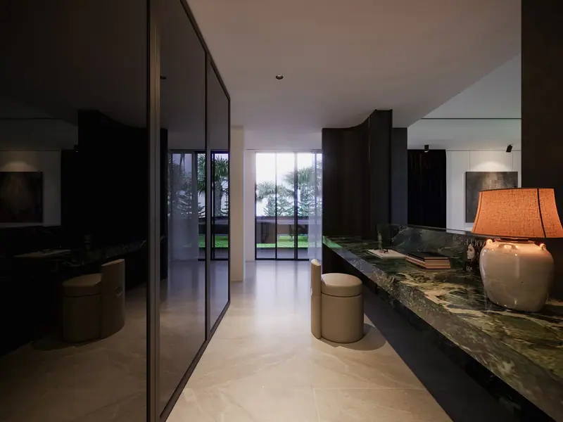 Bàn trang điểm đá xanh với đèn bàn ấm